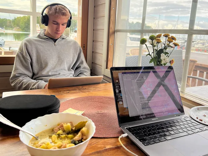 Malik mit Kopfhörern am Laptop
