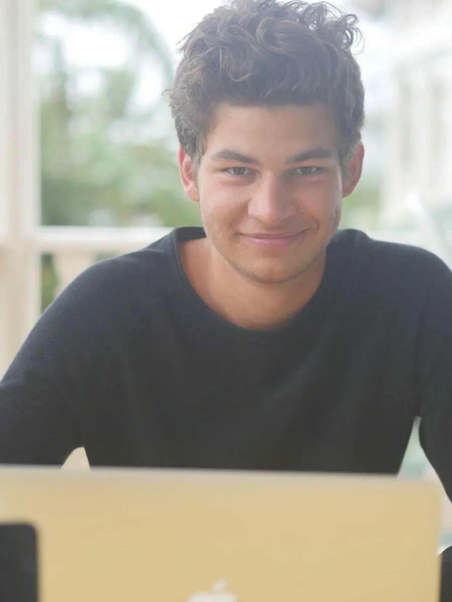 Porträt von Moritz am Laptop